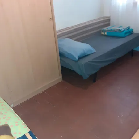 Lit Dans Chambre Partagee Homme Beziers Exterior photo