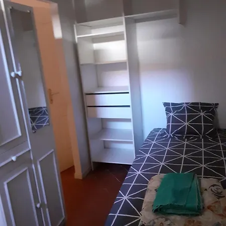 Lit Dans Chambre Partagee Homme Beziers Exterior photo