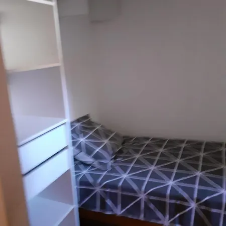 Lit Dans Chambre Partagee Homme Beziers Exterior photo